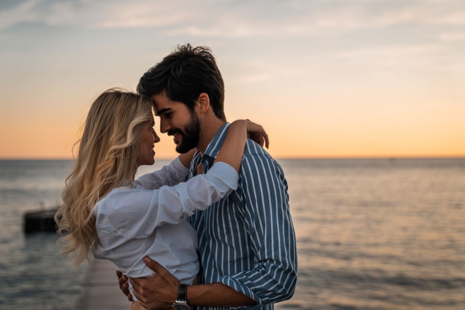 couple amoureux au bord de la mer