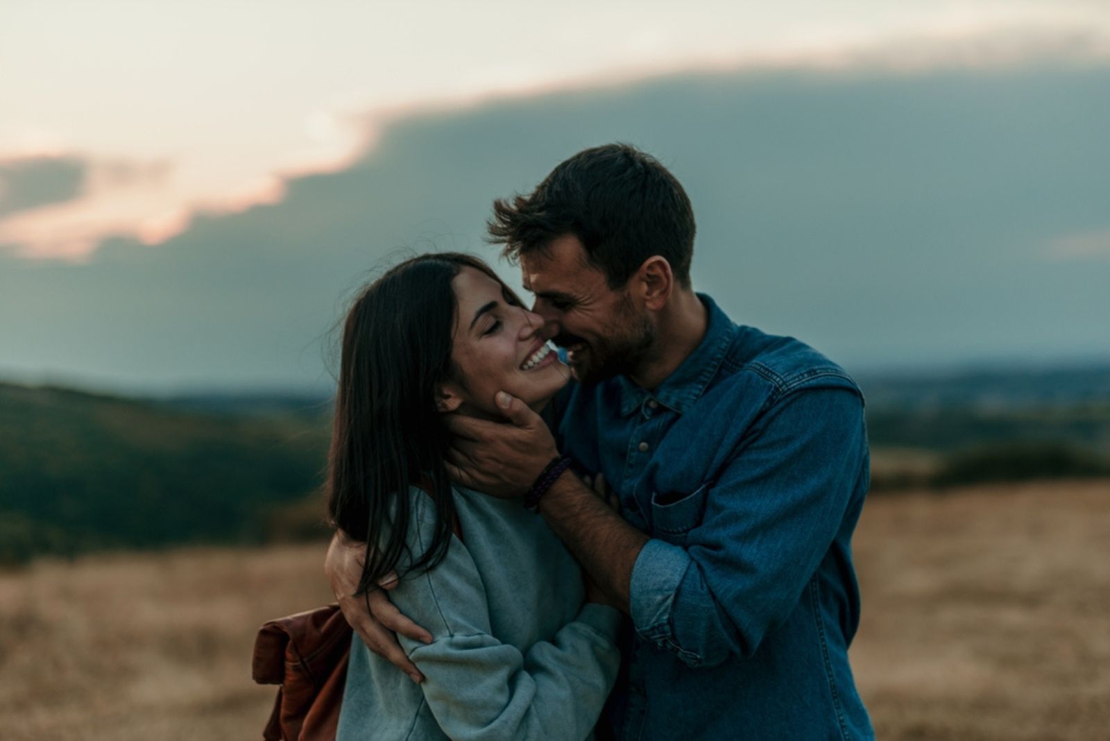 couple amoureux s'embrassant en plein air