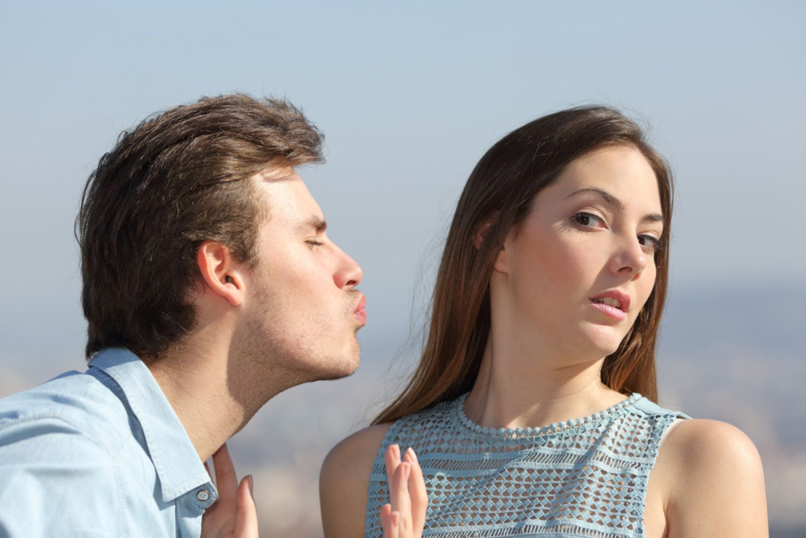 femme refusant à l'homme de l'embrasser