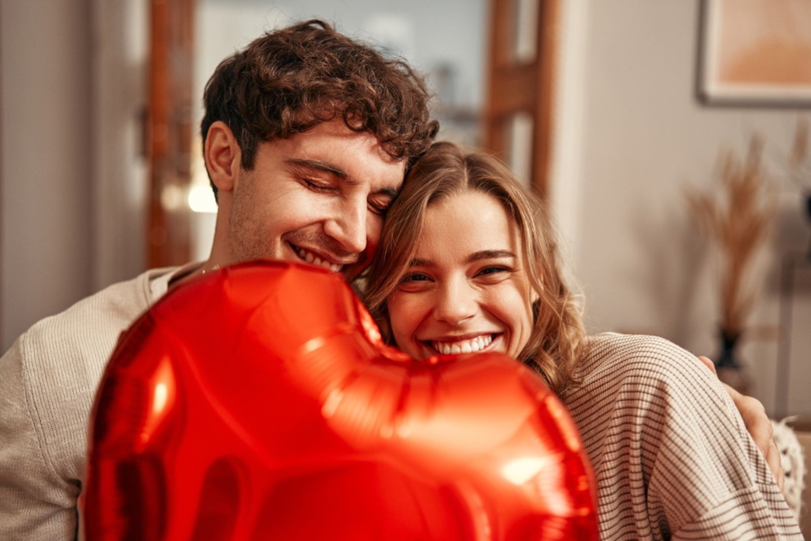 couple avec un coeur en ballon rouge