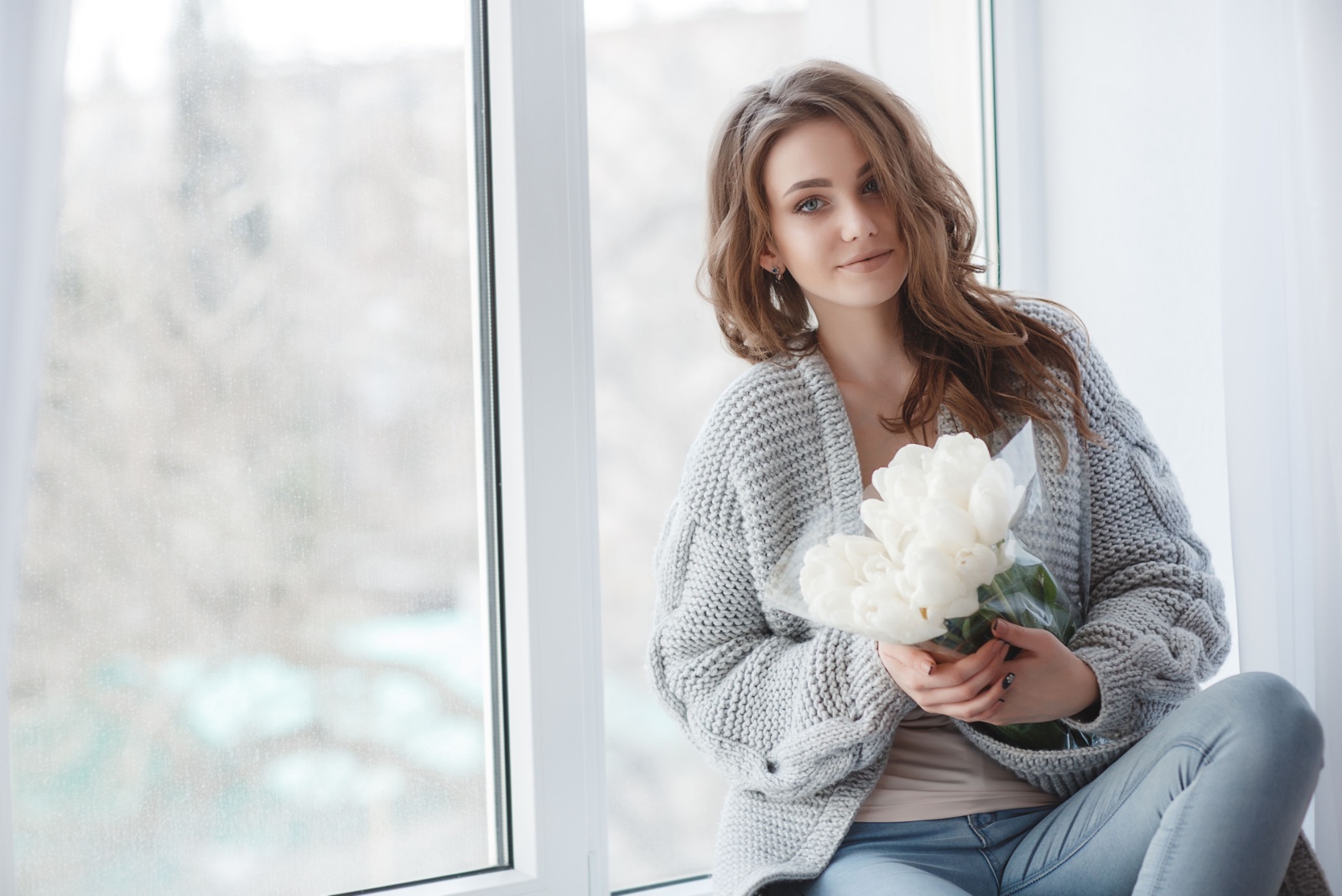 femme tenant des fleurs