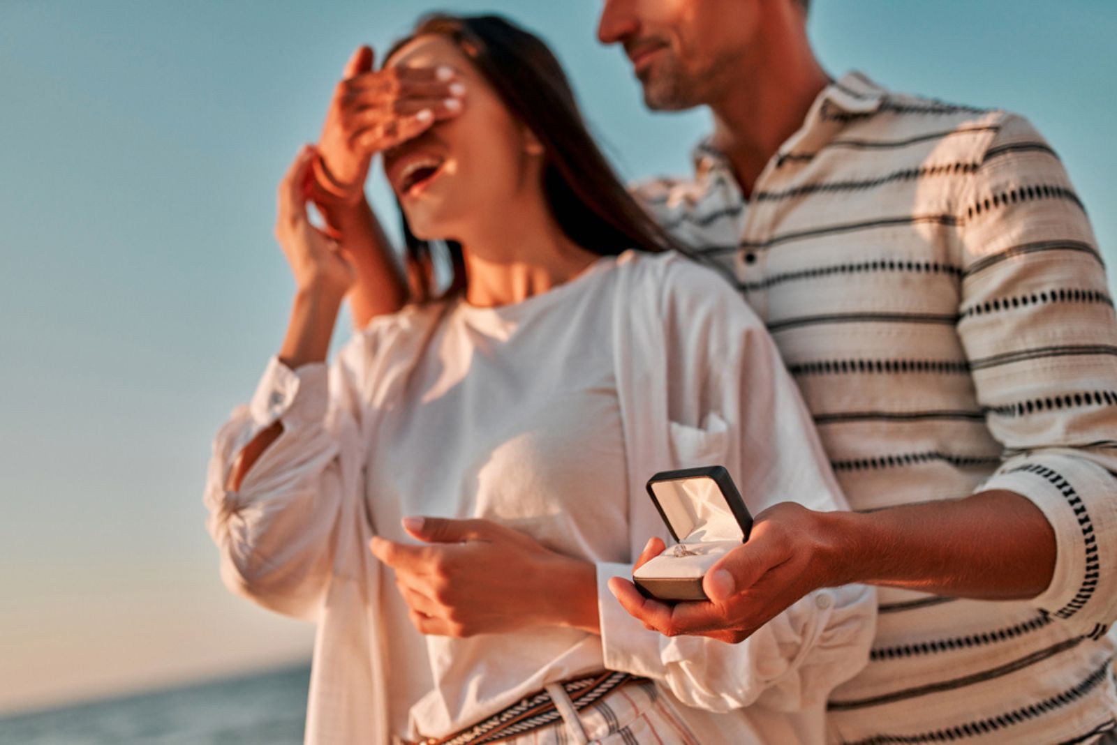 un homme va demander une fille en mariage