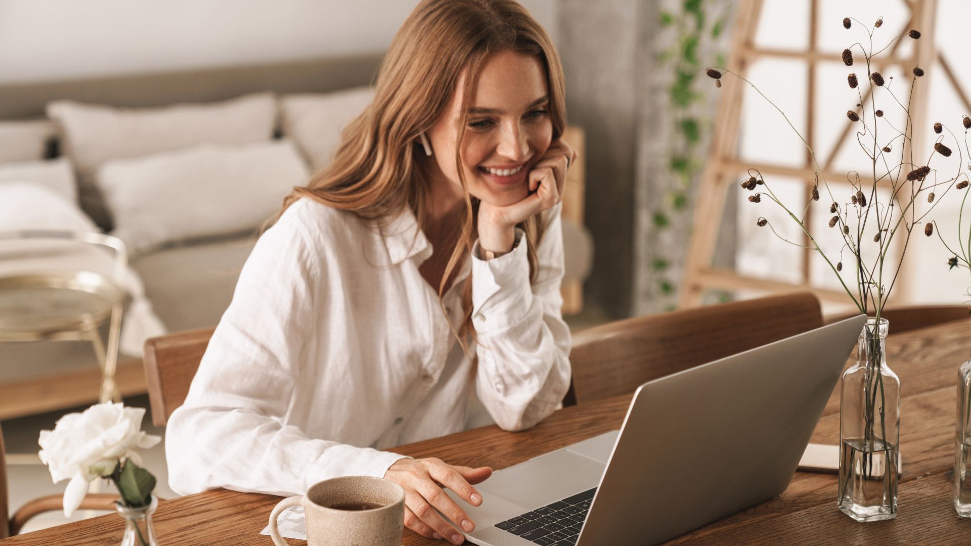 fille souriante travaillant sur un ordinateur portable