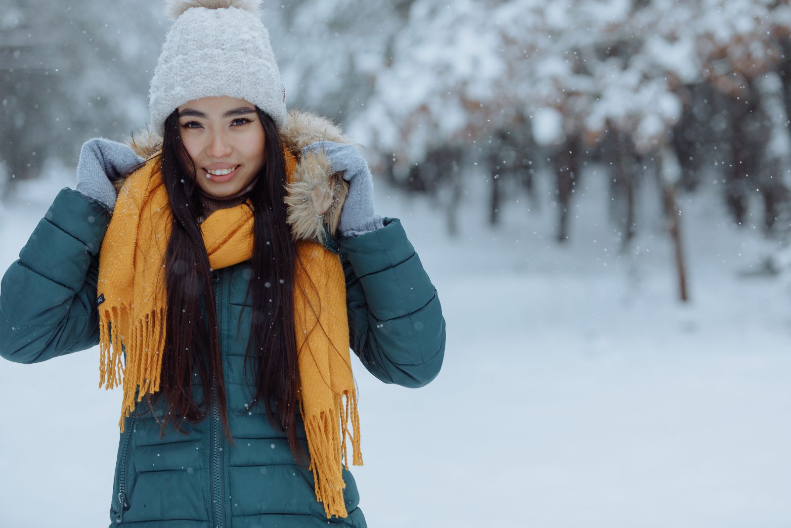 femme souriante sur la neige