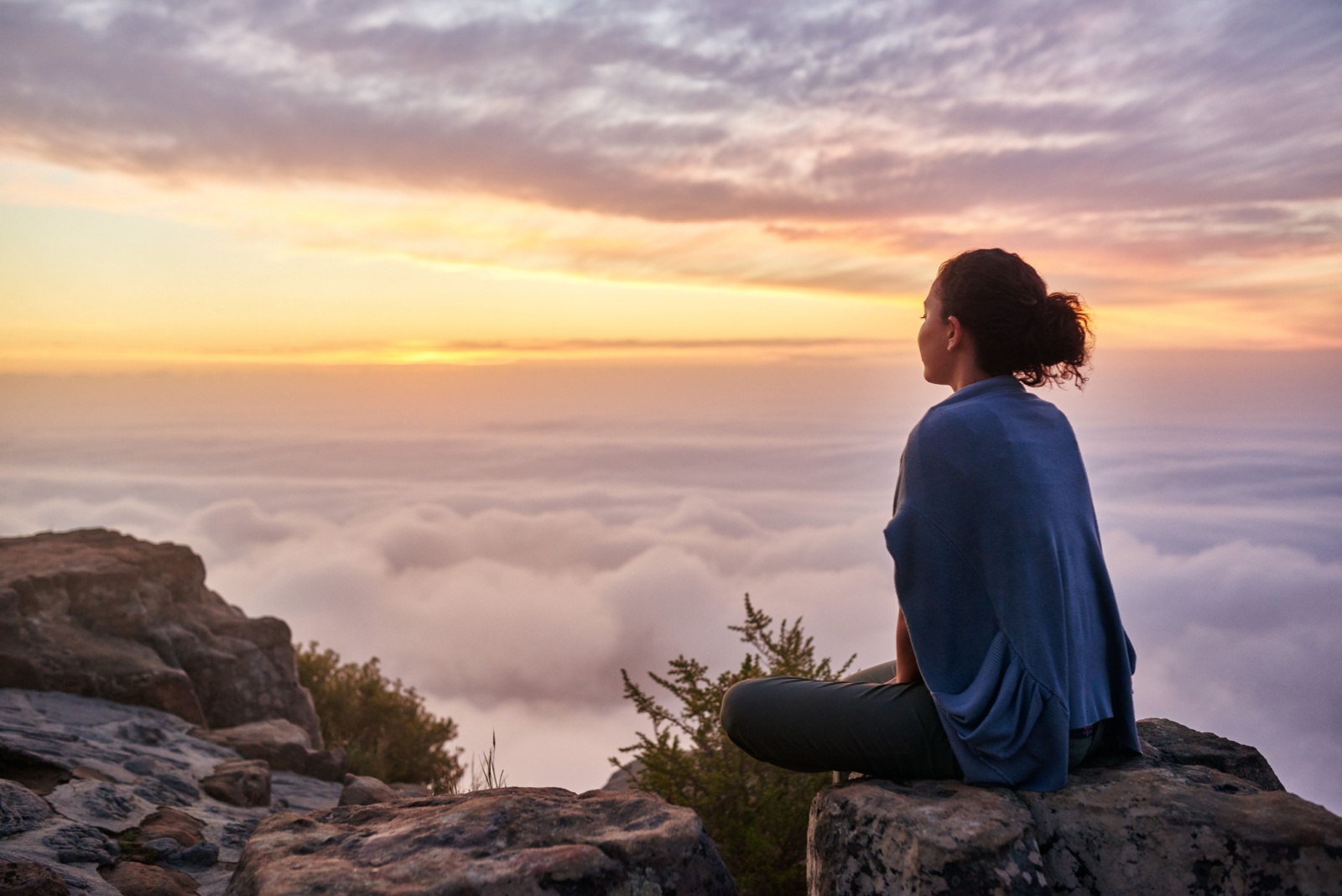 femme assise sur une falaise