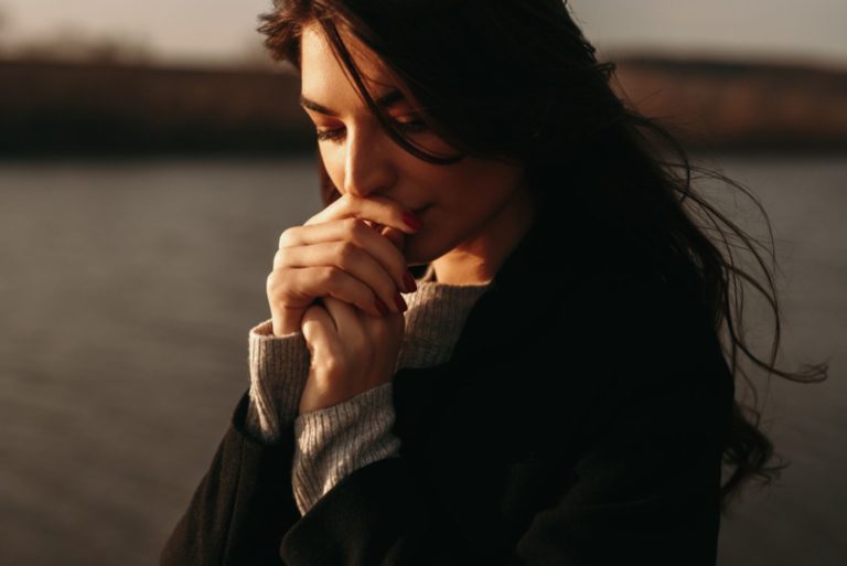 jeune femme pensive