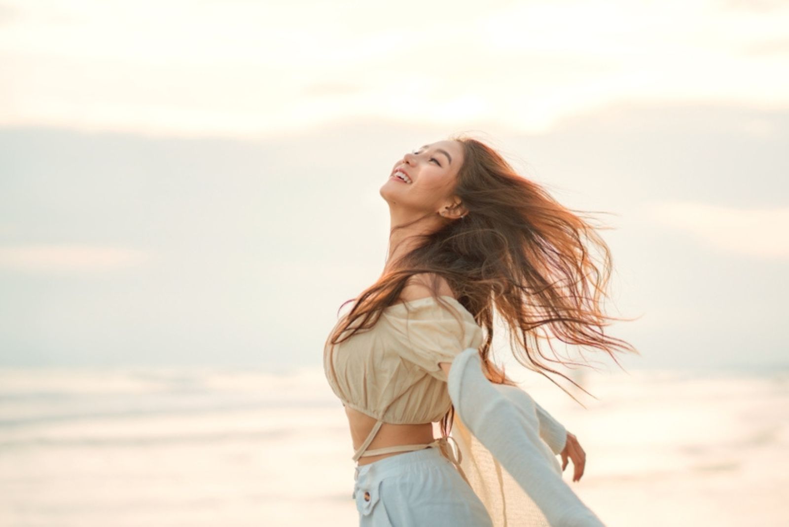 femme heureuse, écartant les bras