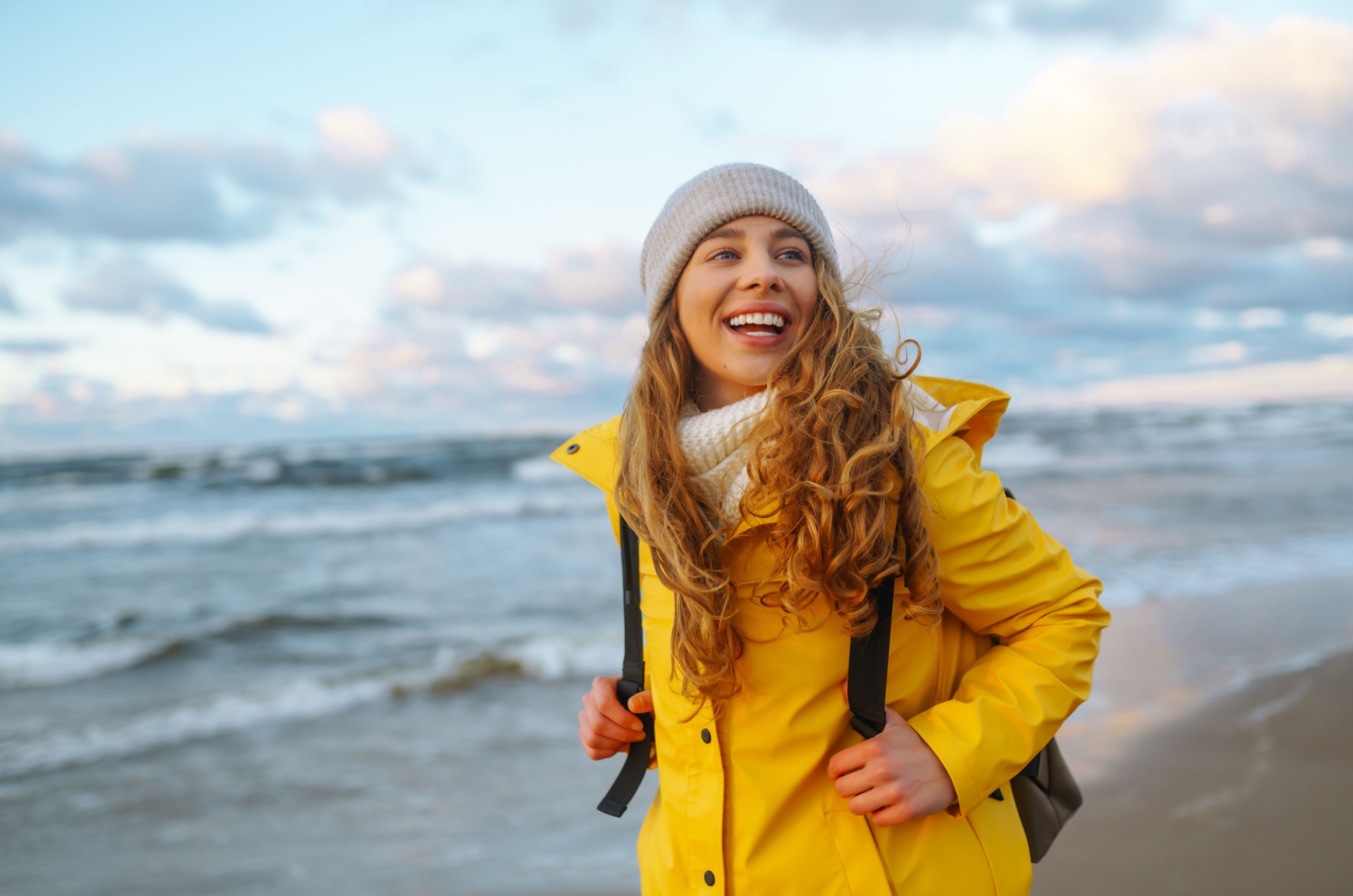 Femme qui marche sur la plage