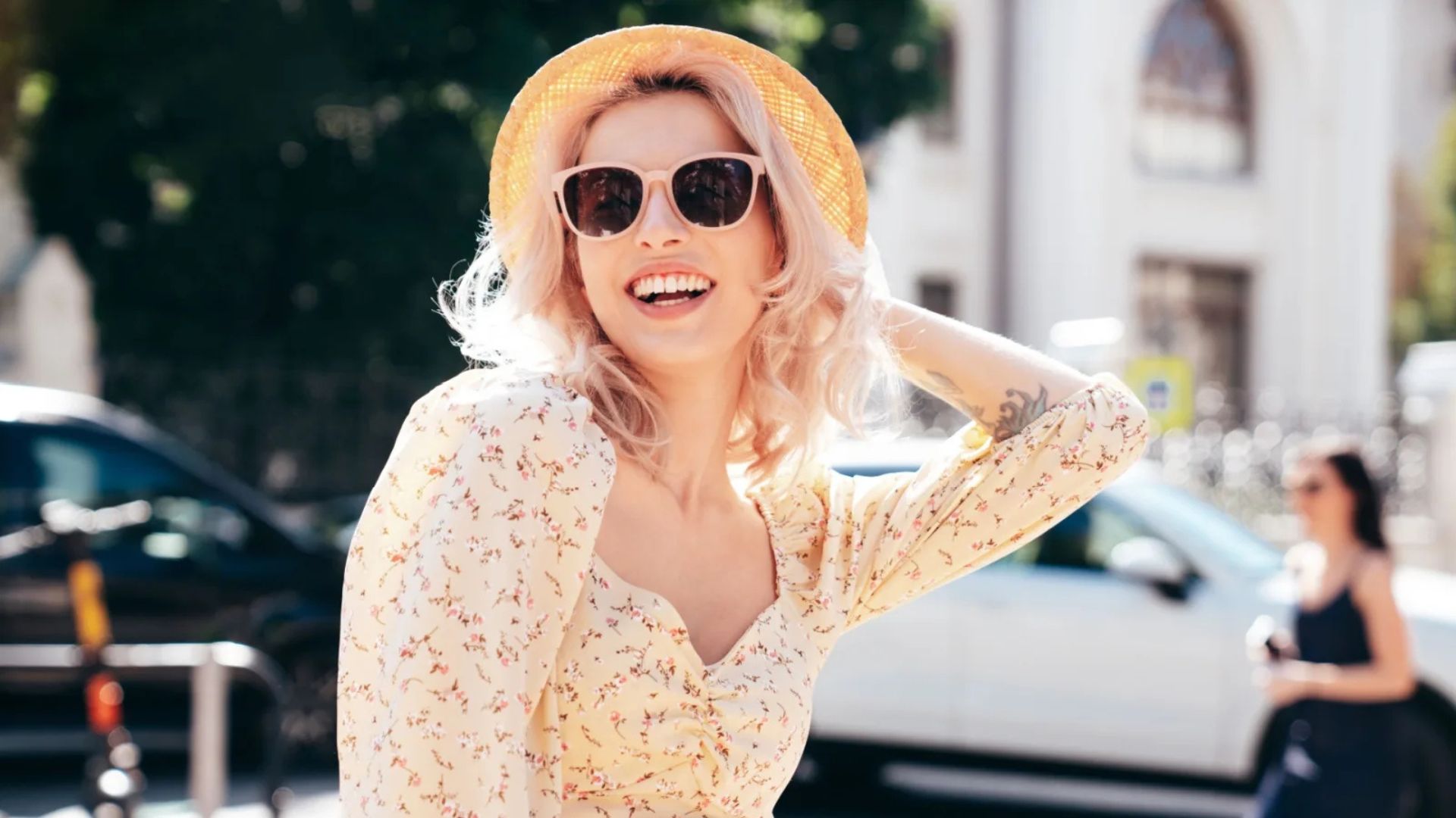 fille souriante avec un chapeau sur la tête