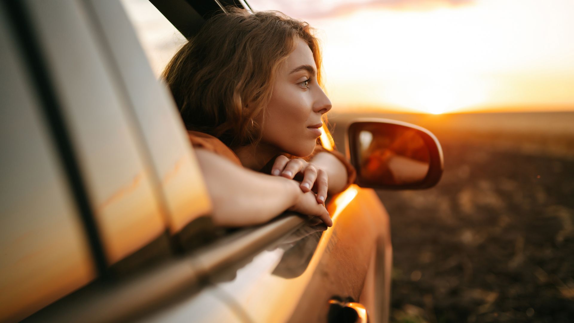 une femme pensive conduit une voiture