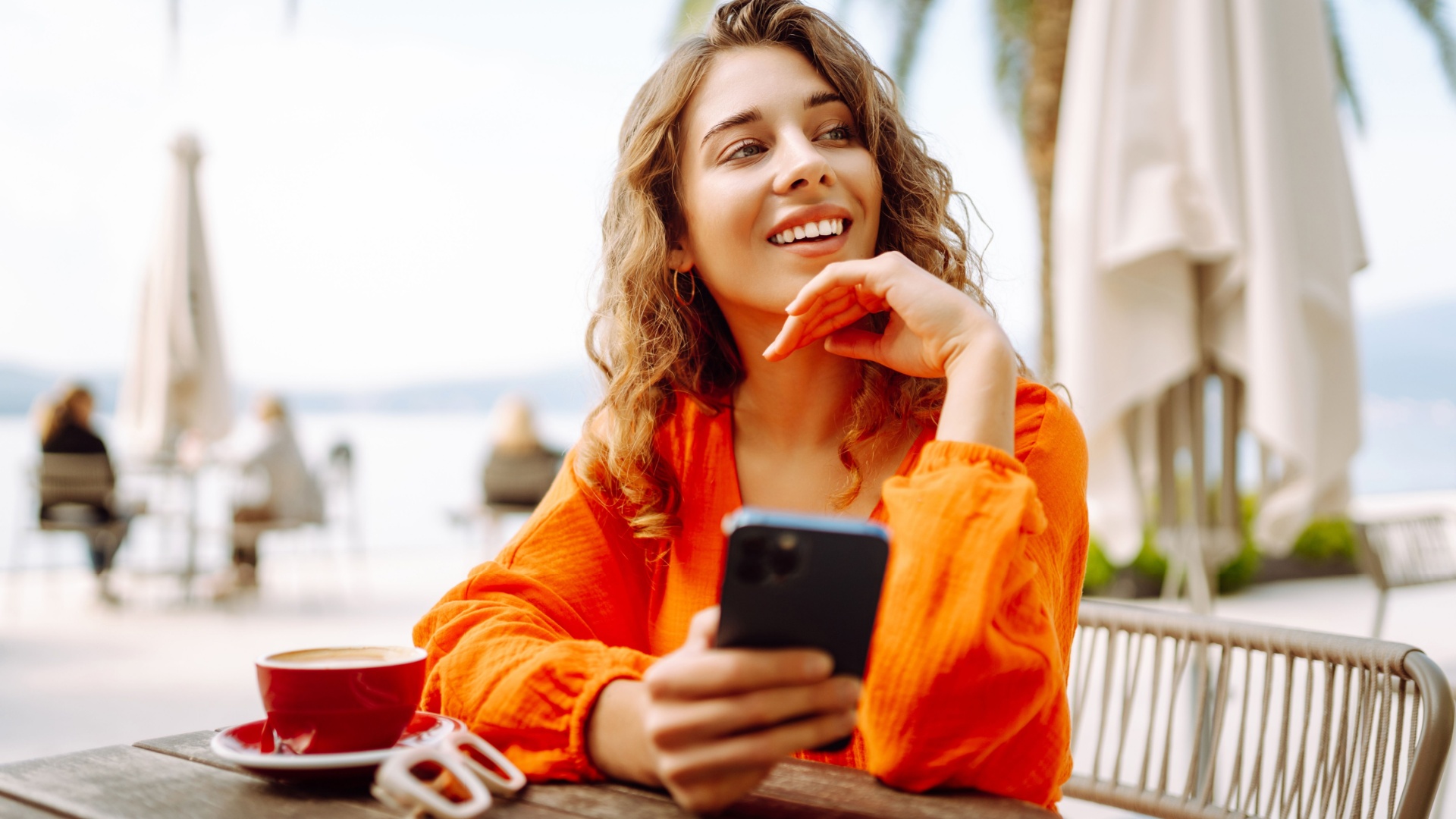 jeune femme assise sur un banc