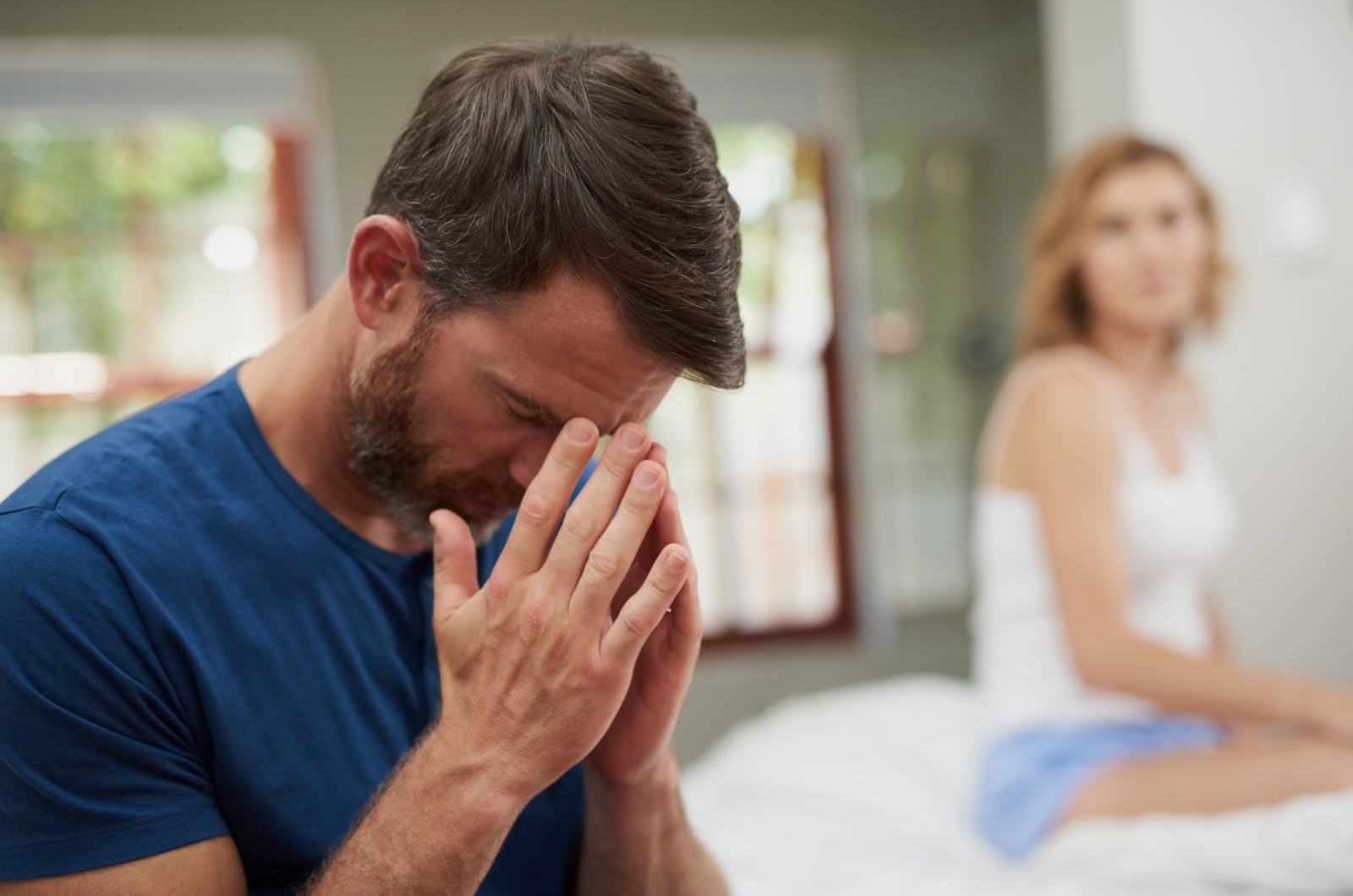 Mari et femme se disputant dans la chambre