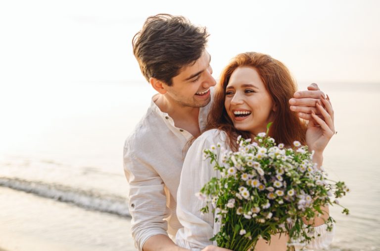 Un homme surprend une femme avec des fleurs
