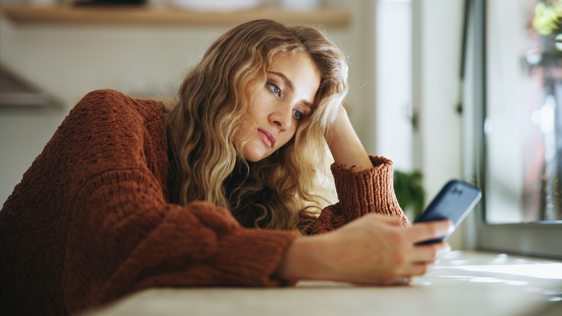 femme lisant un taelaephone