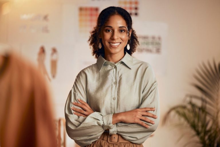 femme souriante debout avec les bras croises