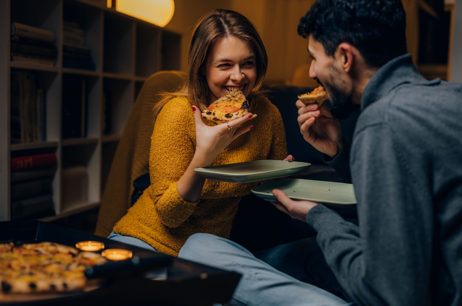 Un couple mange de la pizza