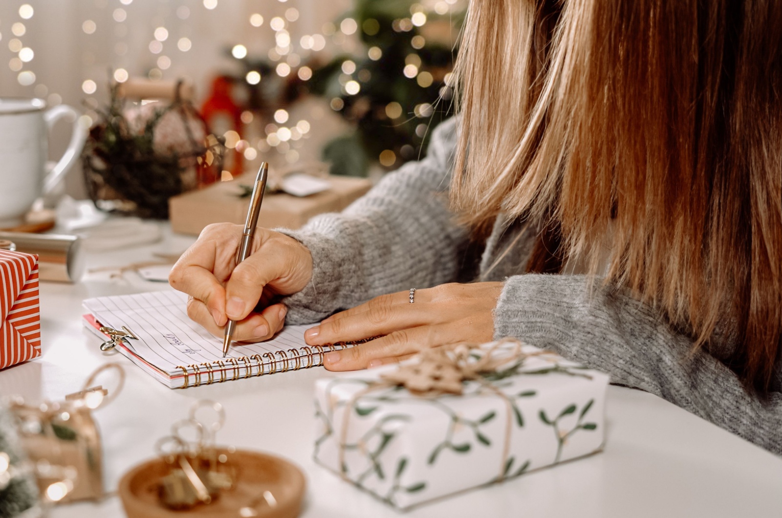 Une femme écrit les résolutions du Nouvel An