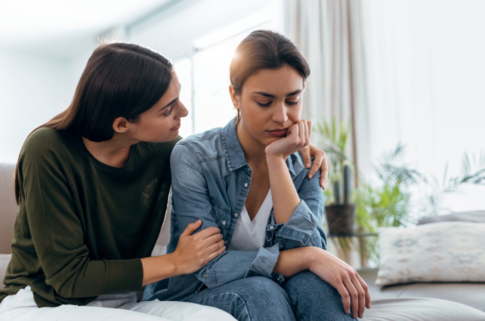 Une femme reconforte un ami