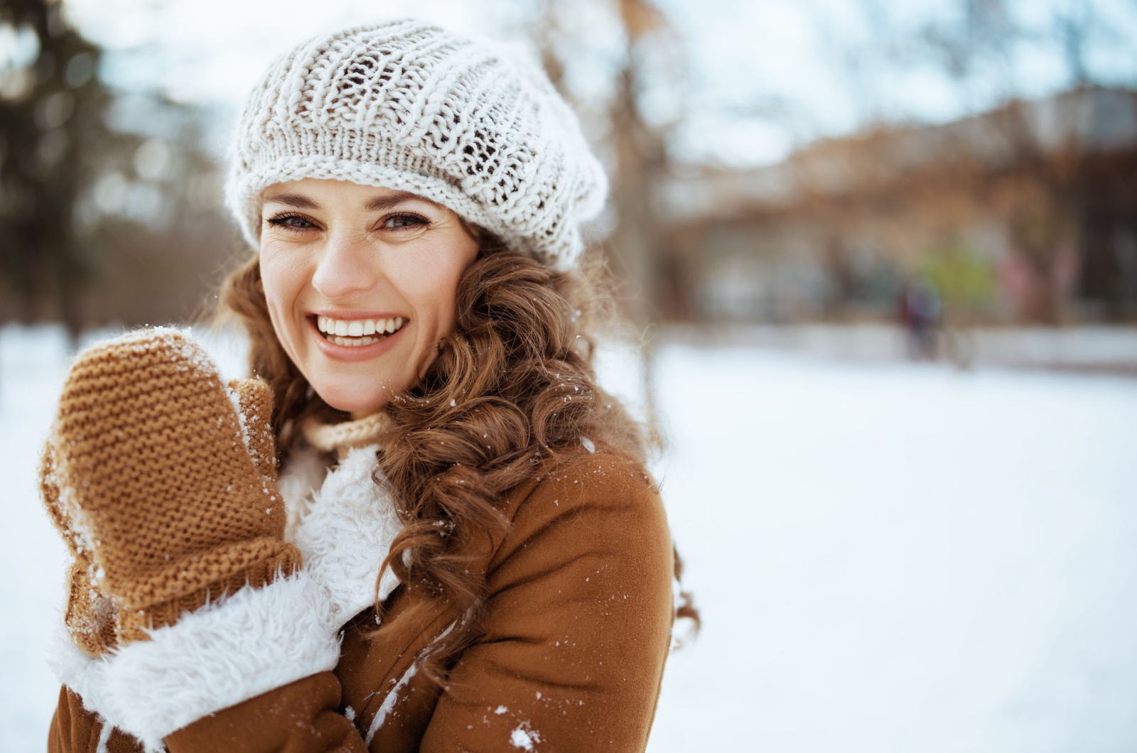 femme heureuse dans la neige