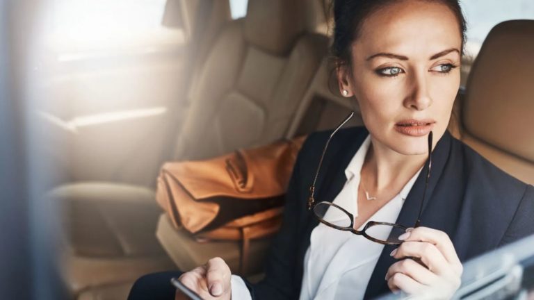 fille pensive dans la voiture