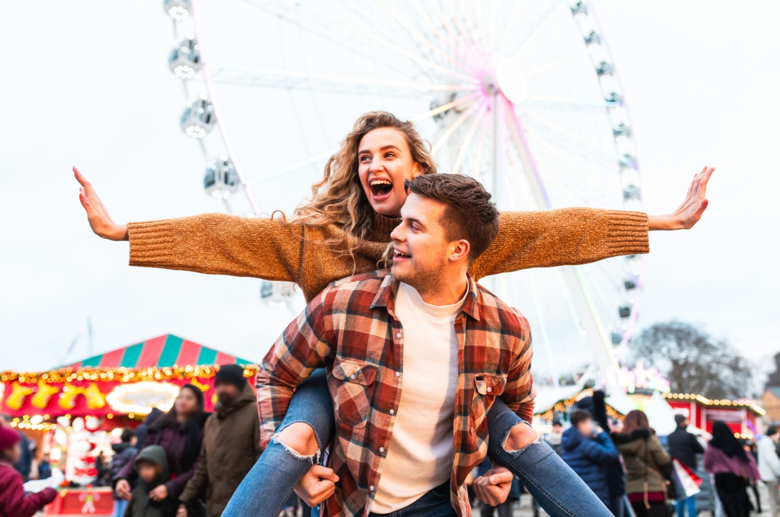 couple dans un parc dattractions