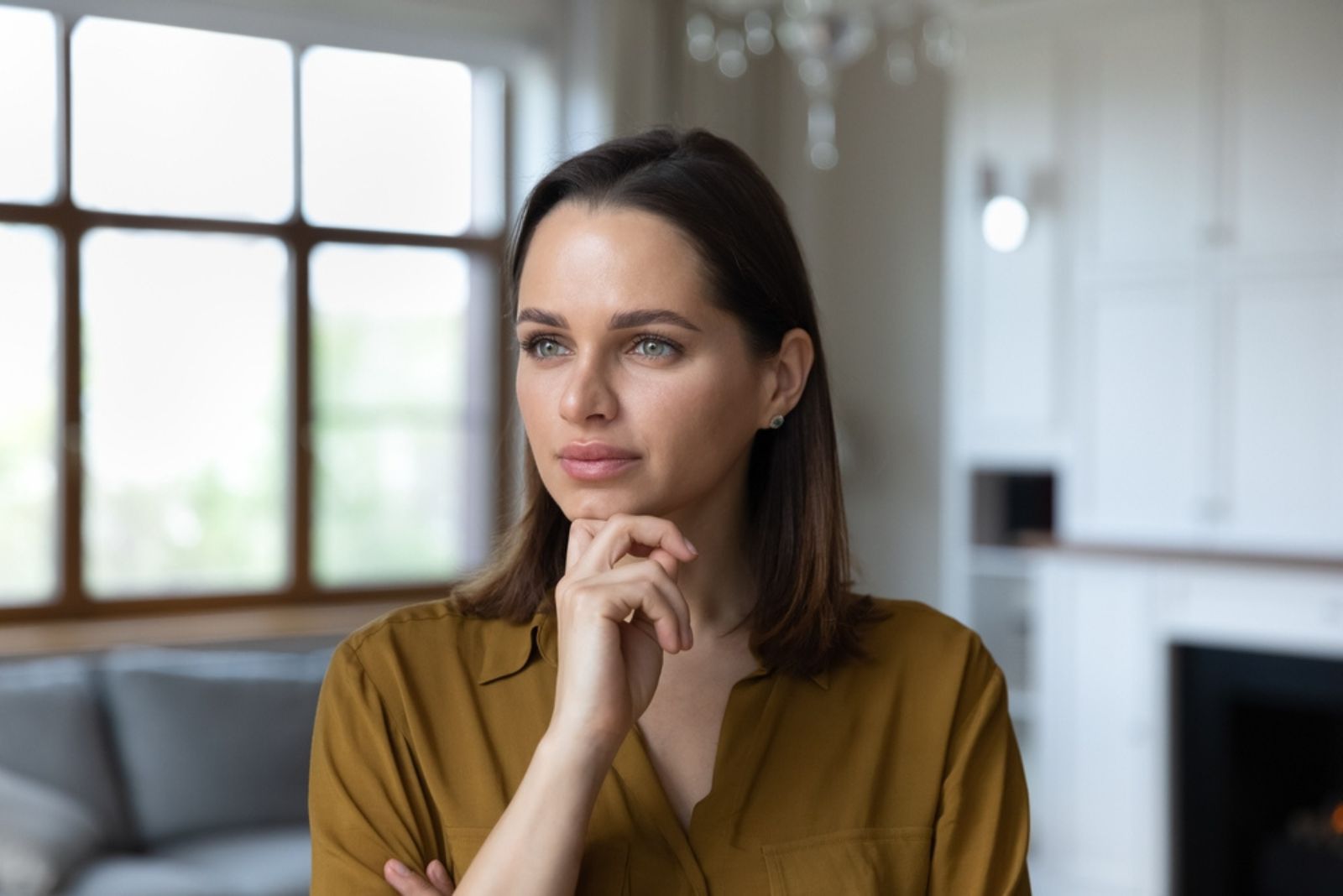 belle femme pensive regardant au loin