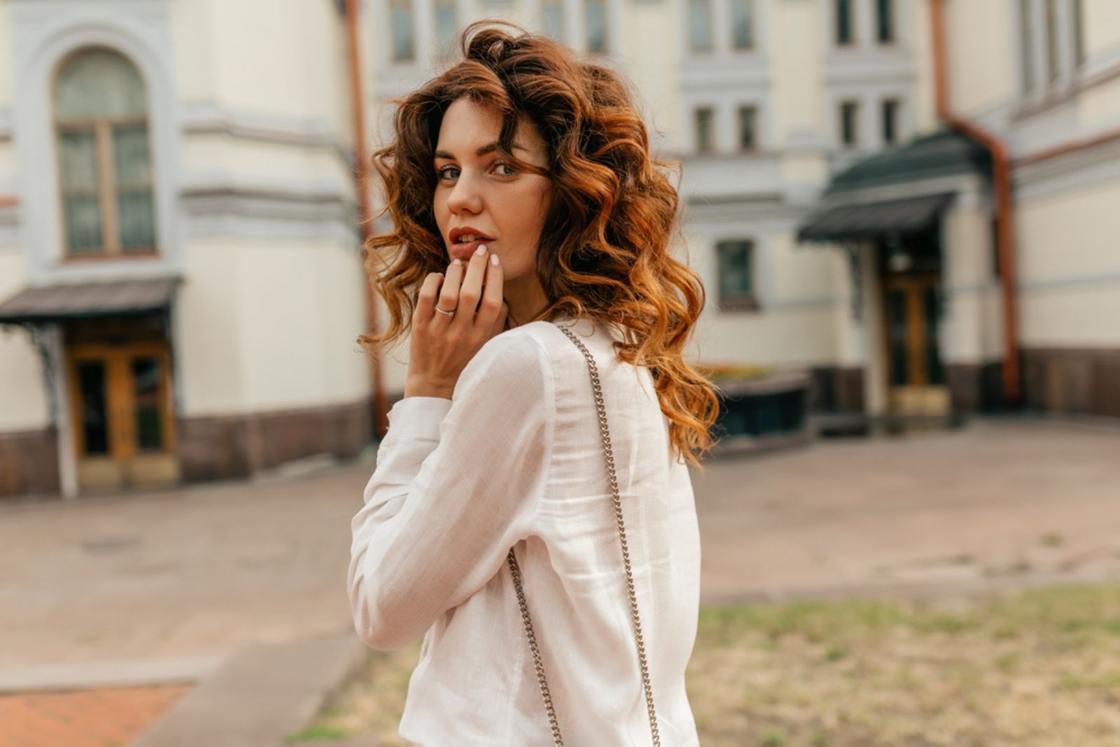 belle femme posant en extérieur