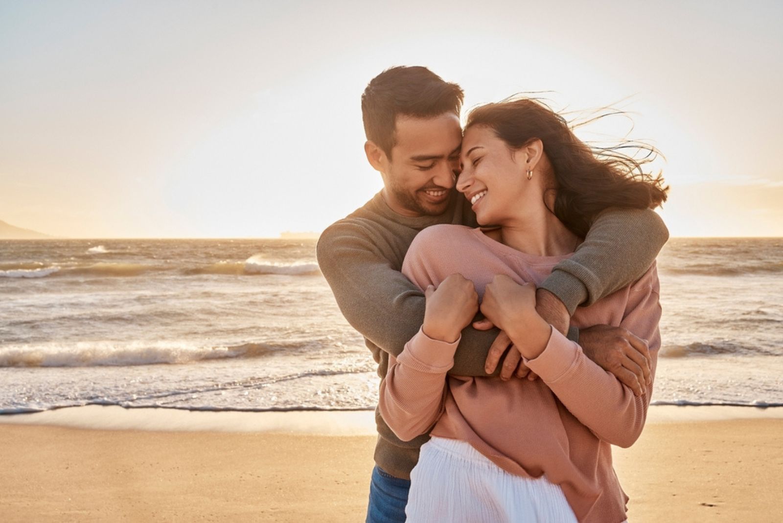 couple s'embrassant sur la plage