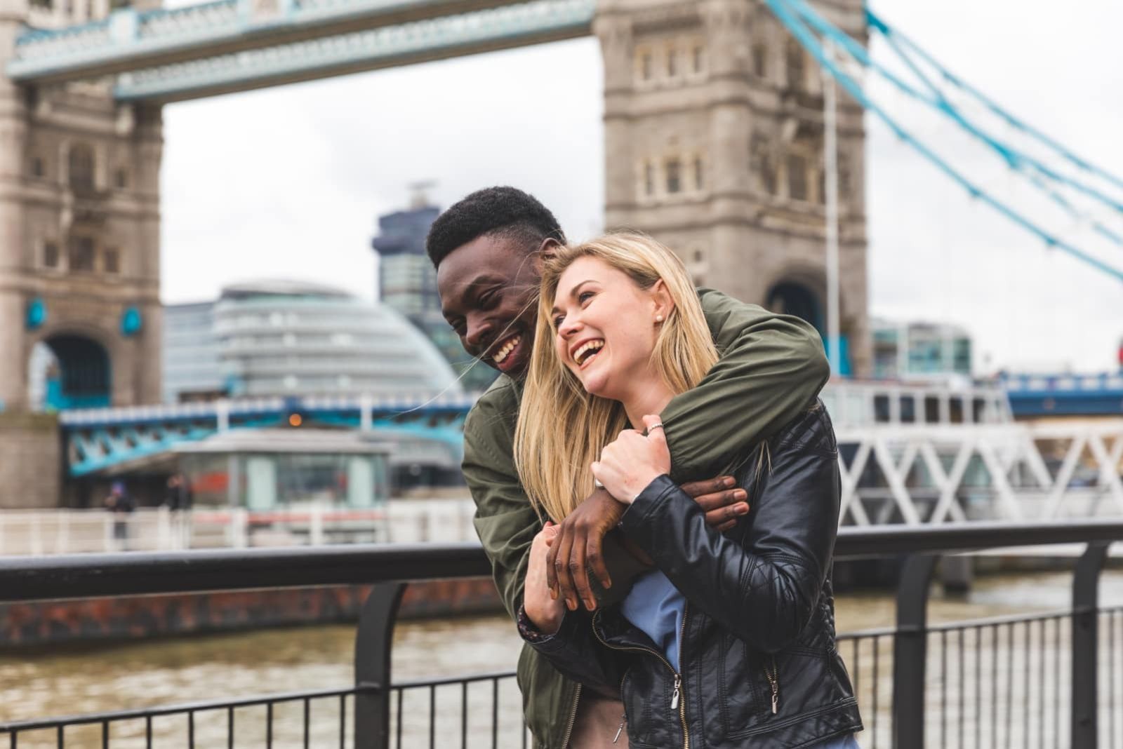 couple souriant s'embrassant en plein air