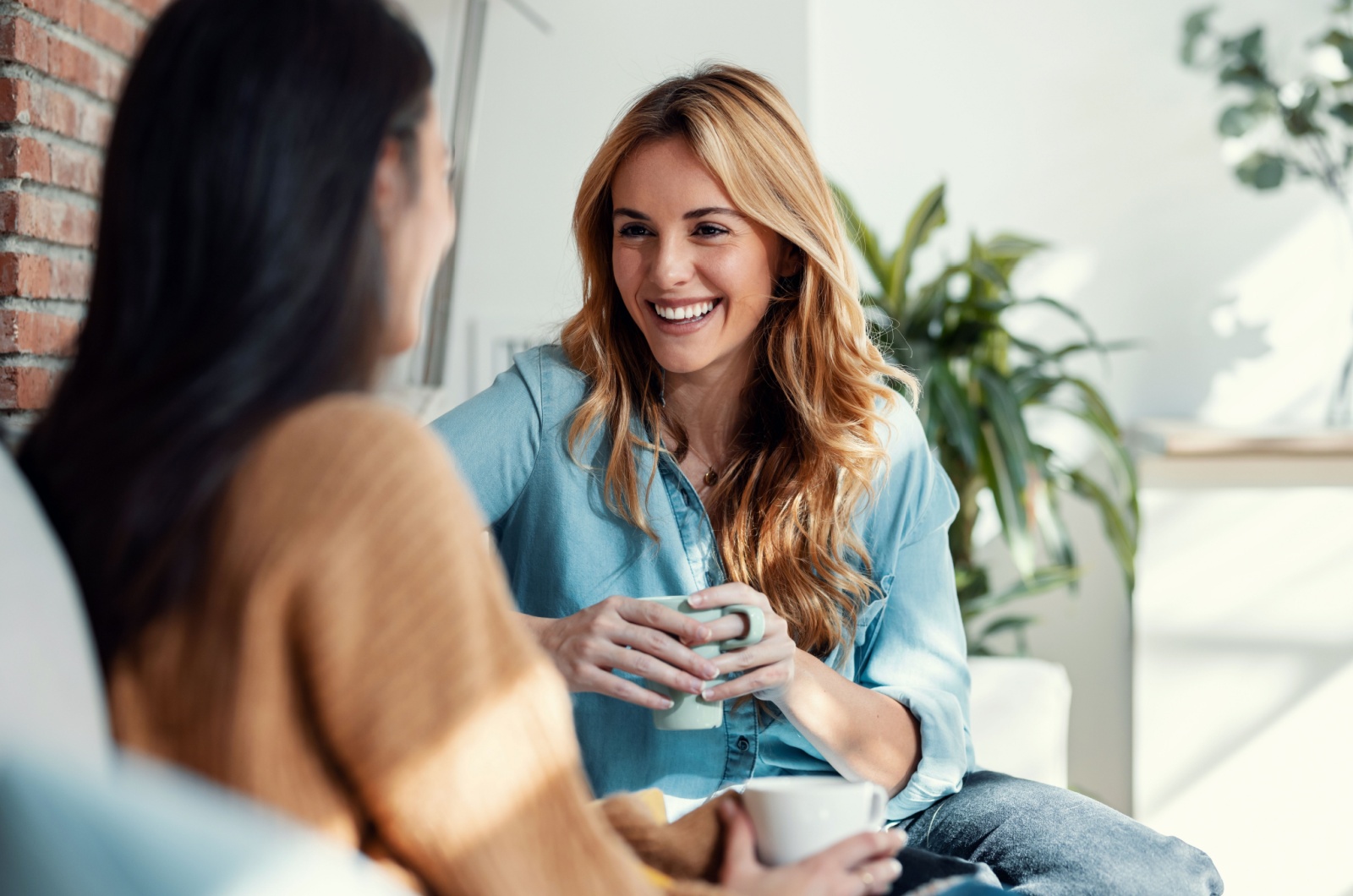 deux femmes qui parlent