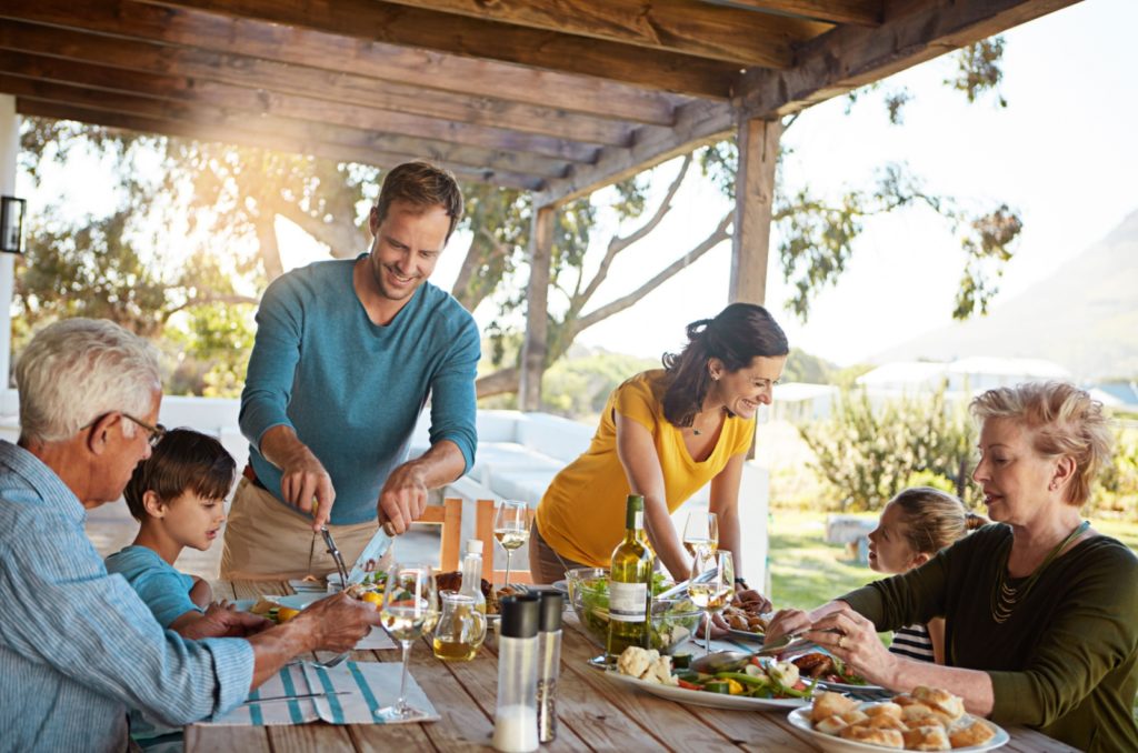 famille souriante, appréciant le déjeuner