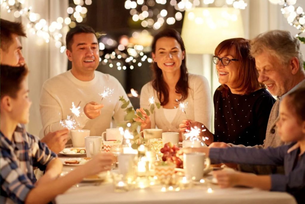 famille souriante assise à la table