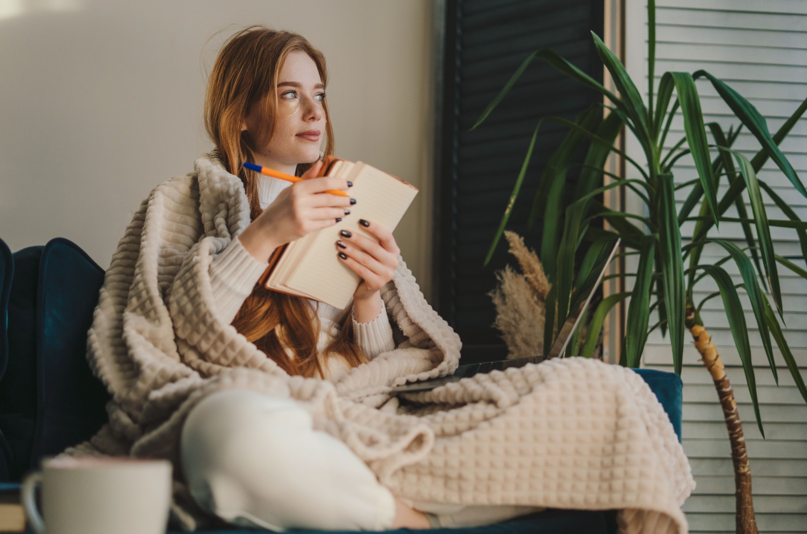 femme assise dans une maison confortable