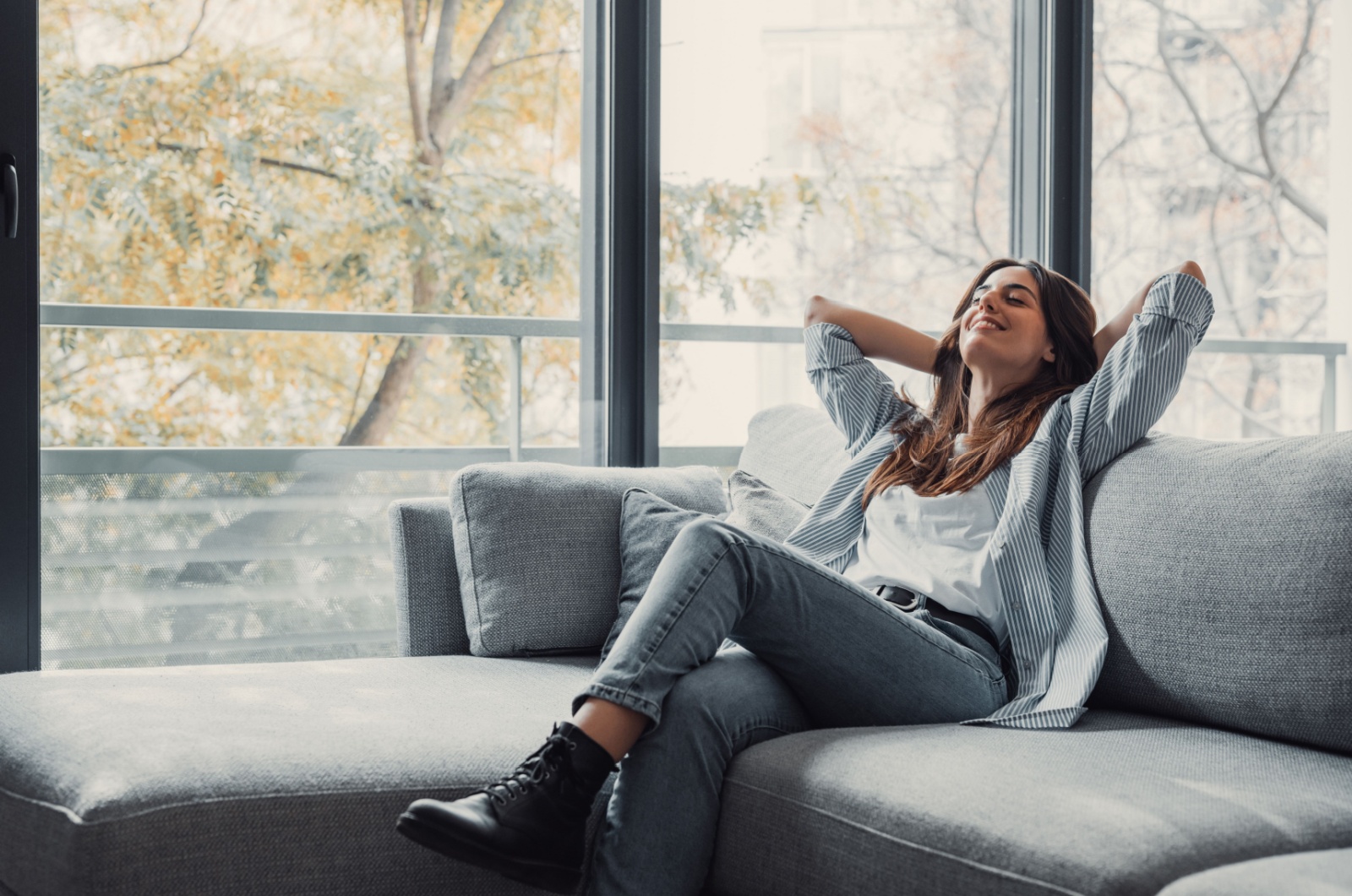 femme assise sur un canapae