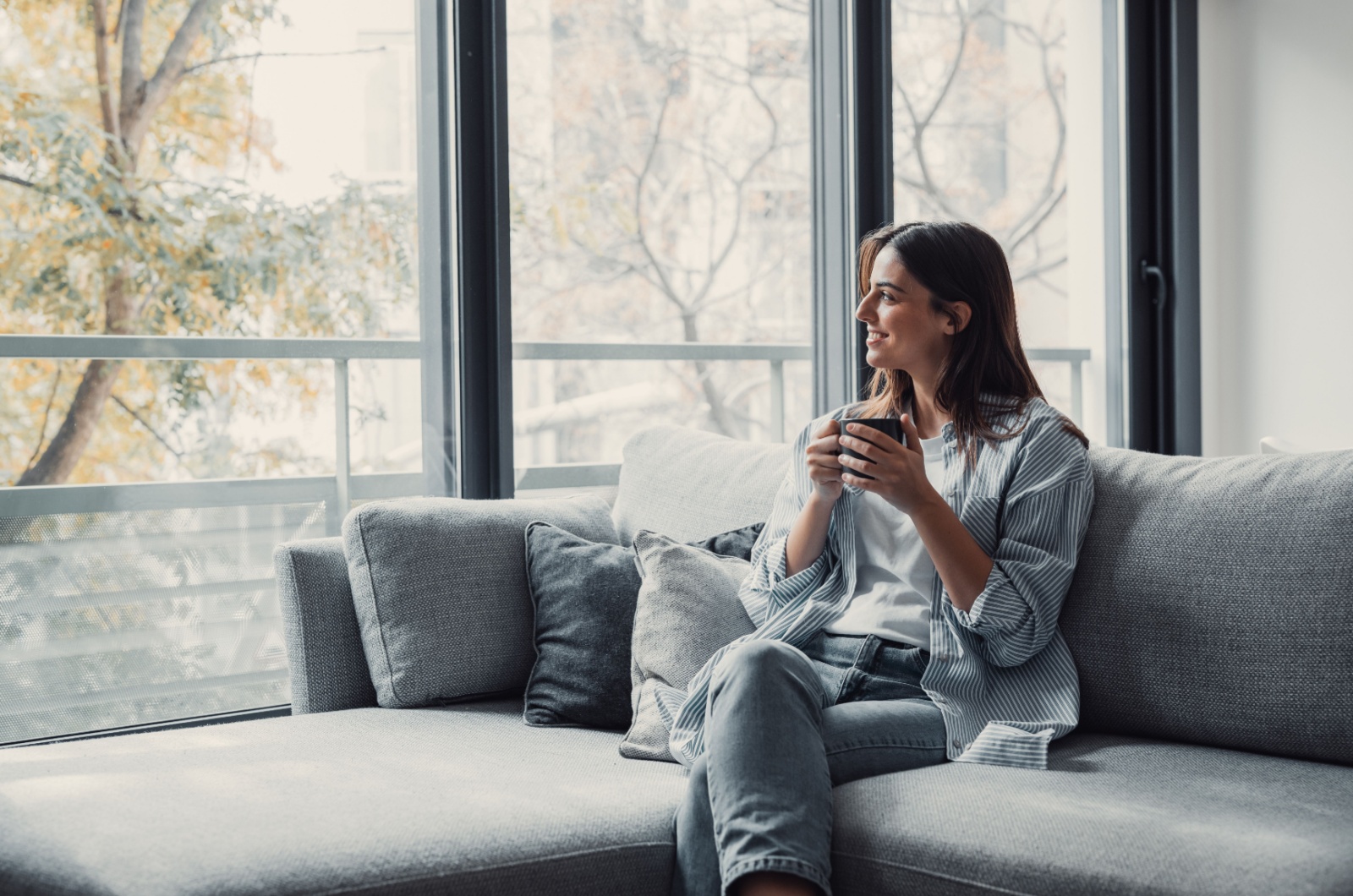 femme assise sur un canape