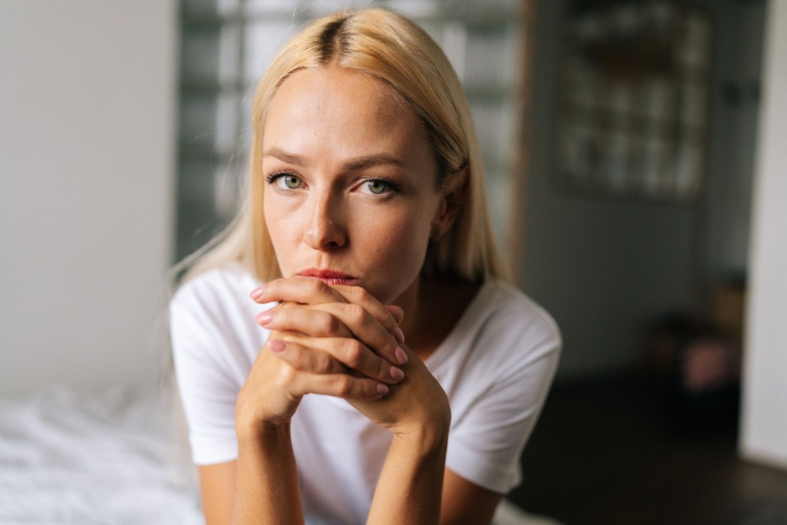 femme blonde inquiète regardant la caméra