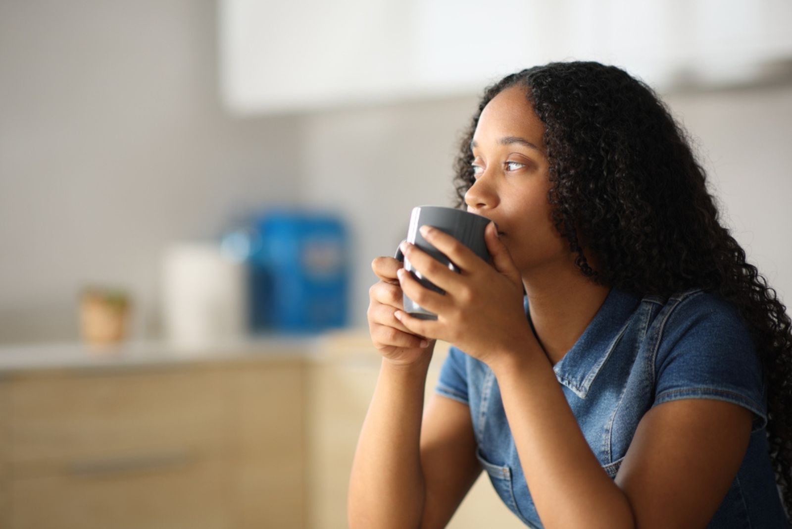 femme buvant du café