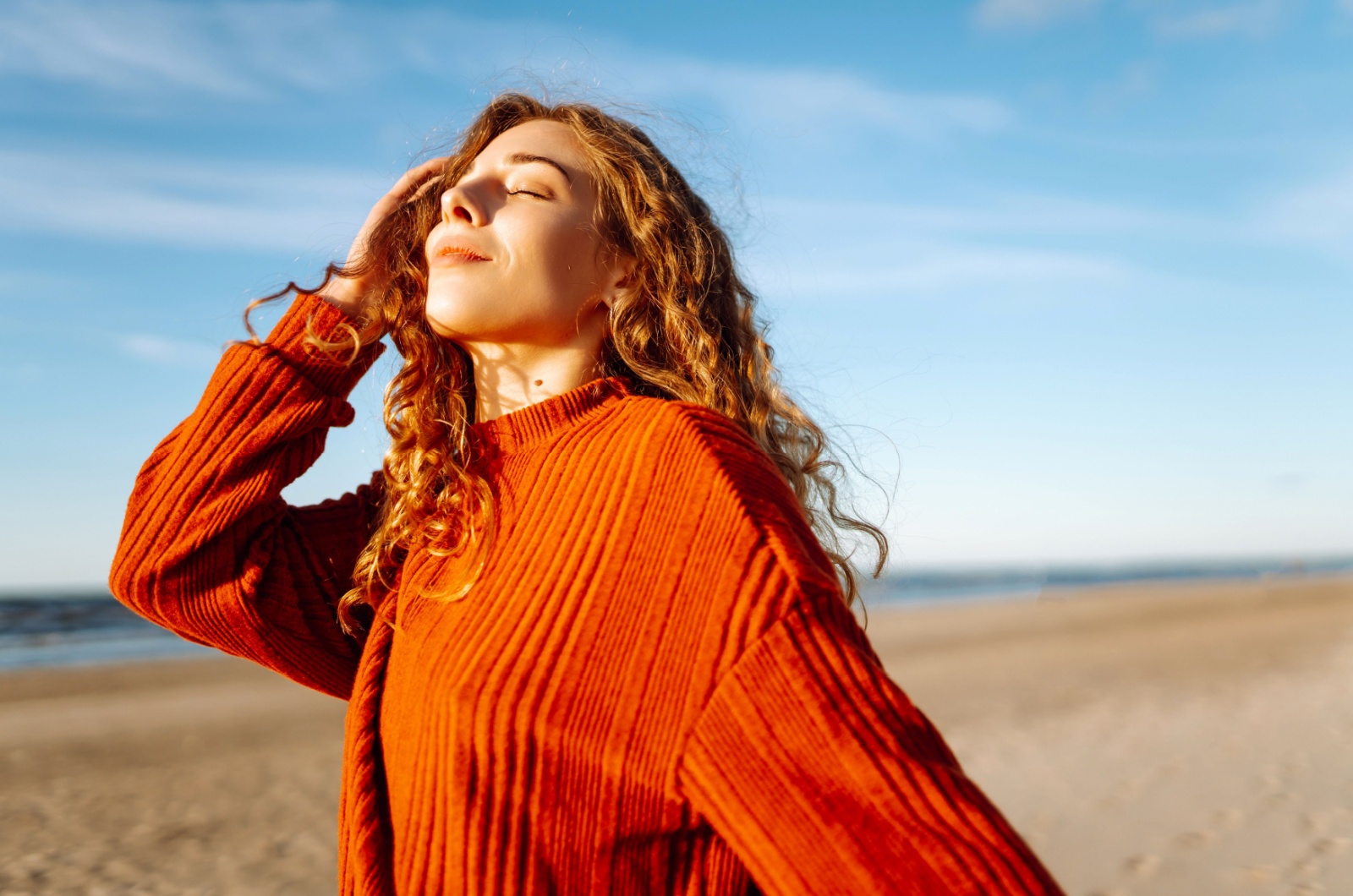 femme debout au soleil