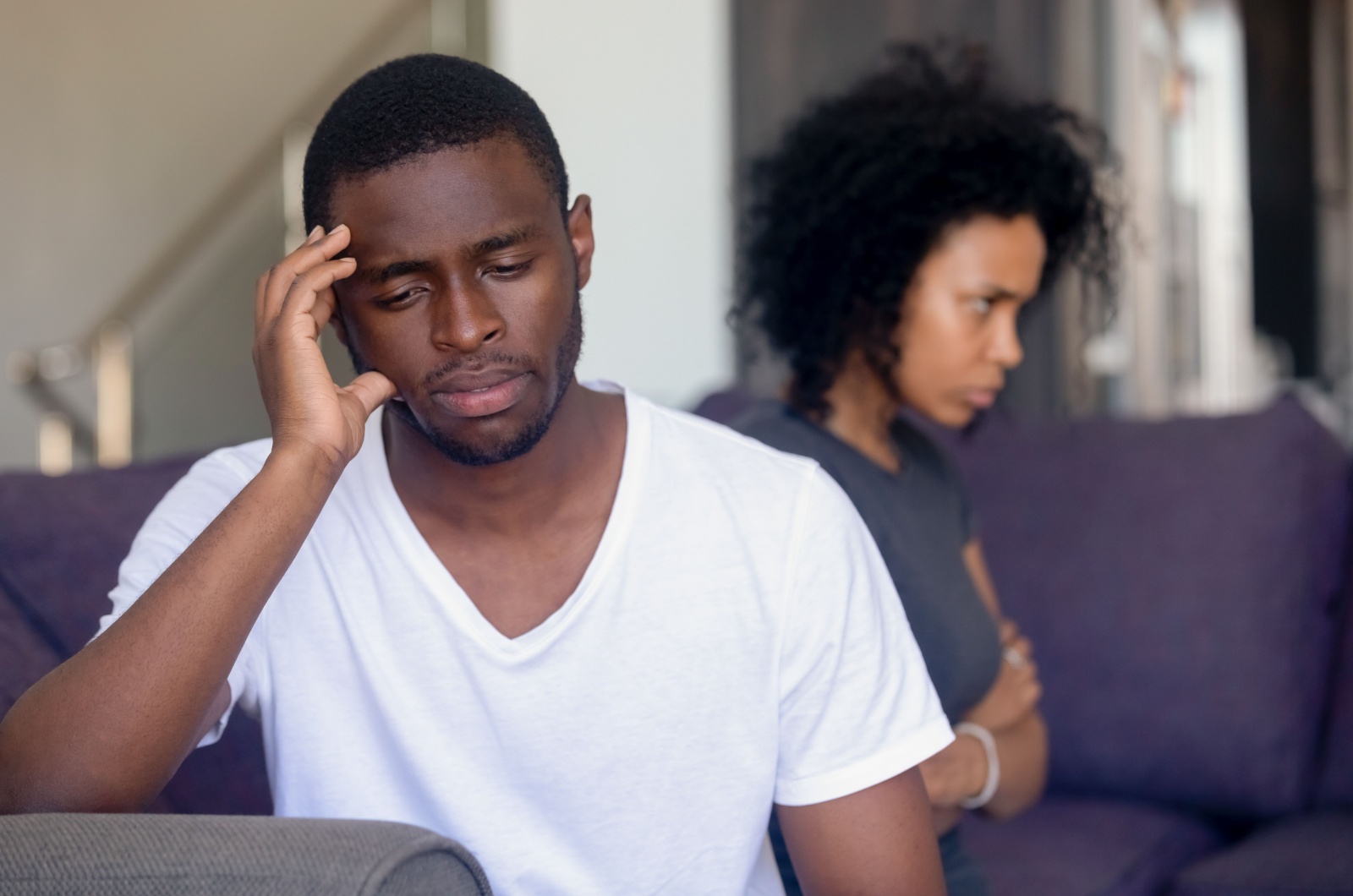 femme en colère et homme triste