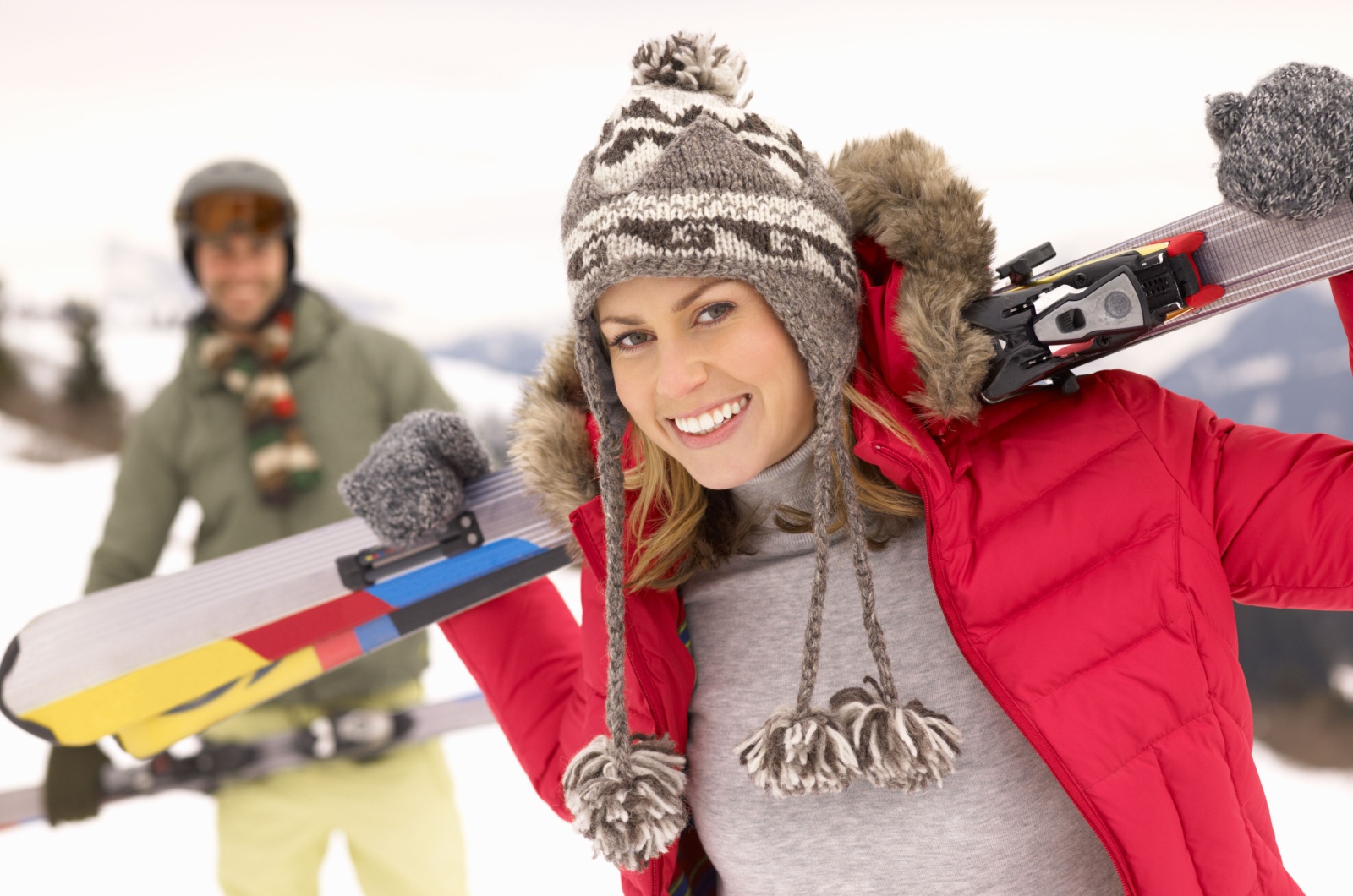 femme et homme sur la neige