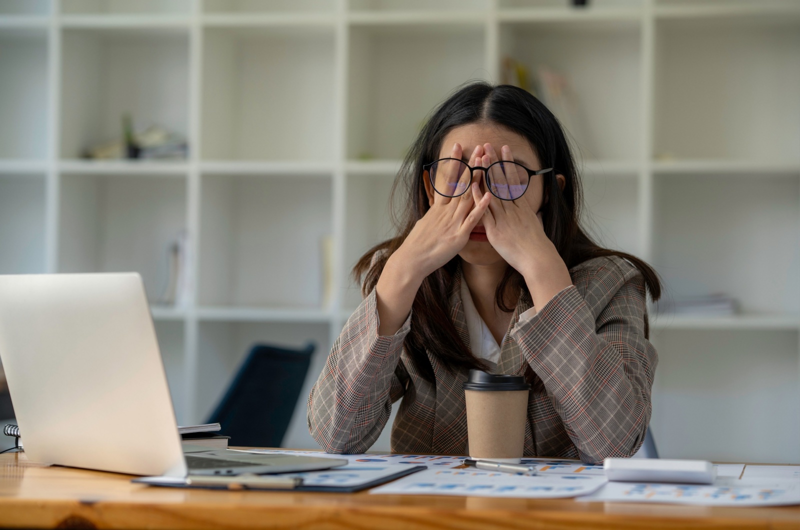 femme fatiguee au travail