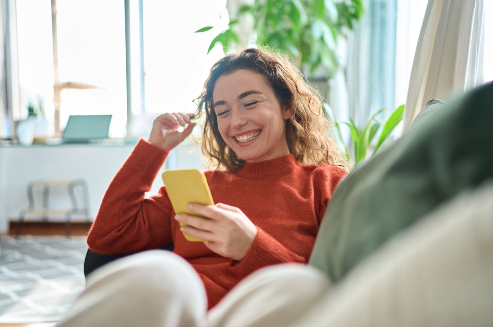 femme heureuse avec tealeaphone