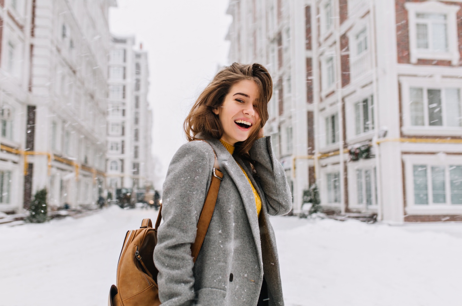 femme heureuse qui marche dans la ville