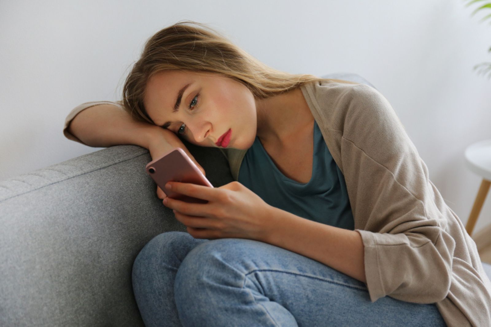 femme inquiète regardant le téléphone