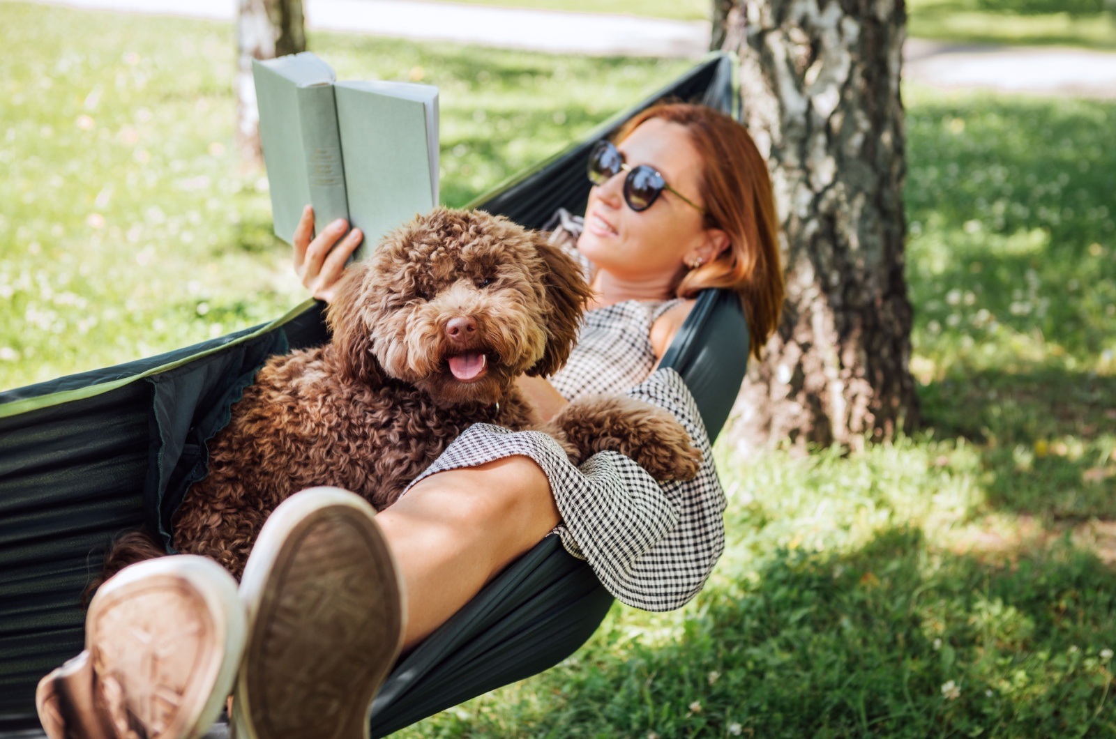 femme lisant un livre