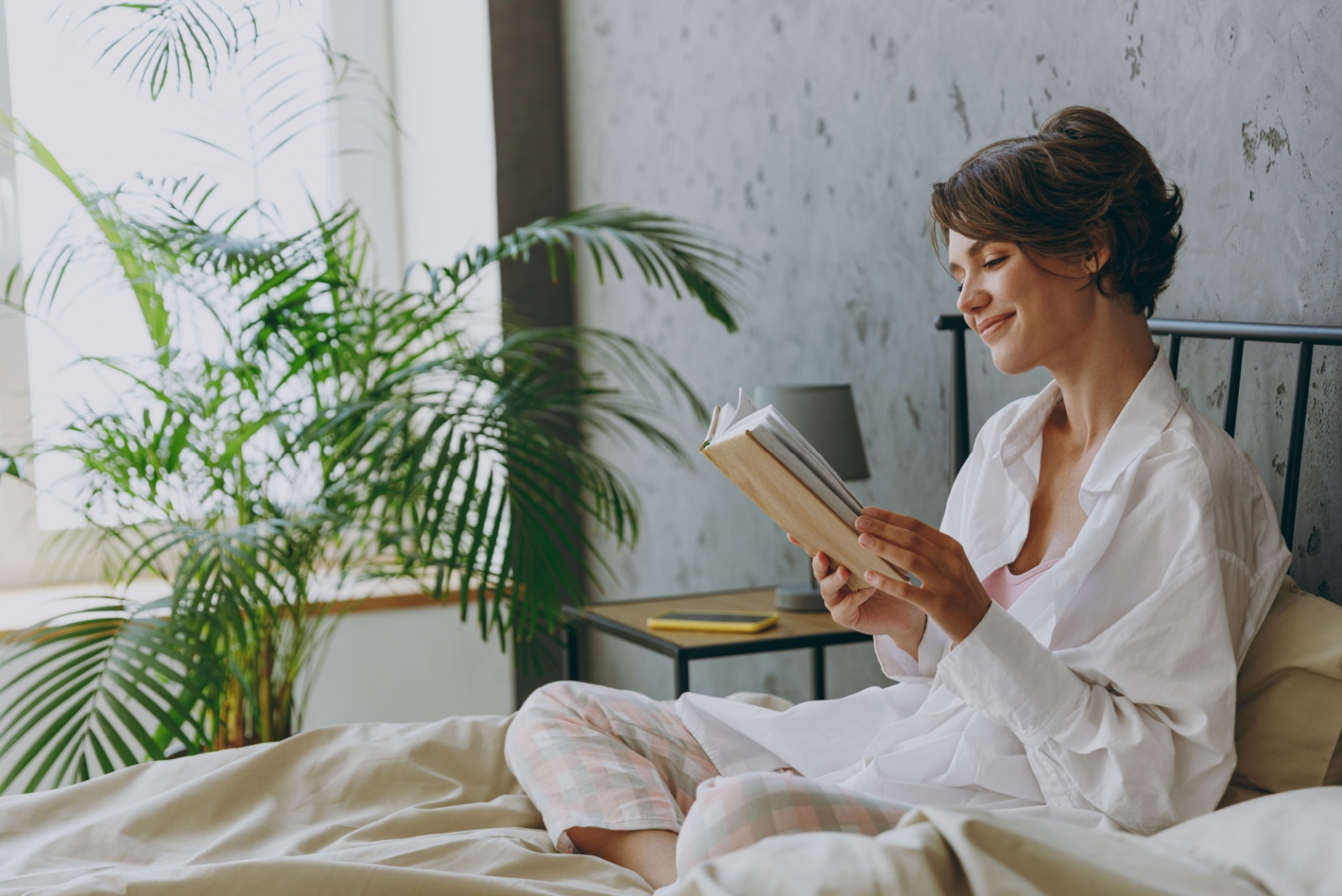 femme lisant un livre