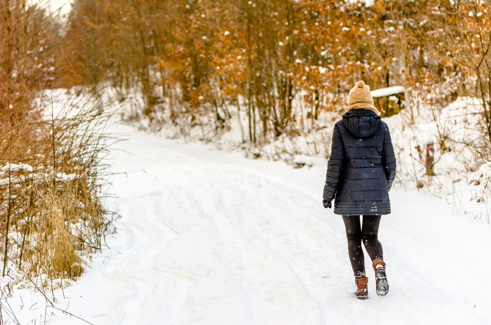 femme qui marche dans la neige