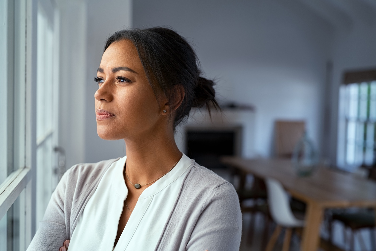 femme regardant par la fenetre