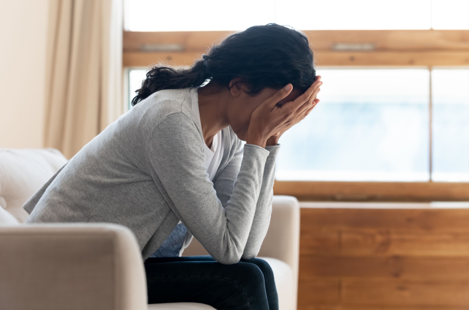 femme se couvrant le visage avec les mains