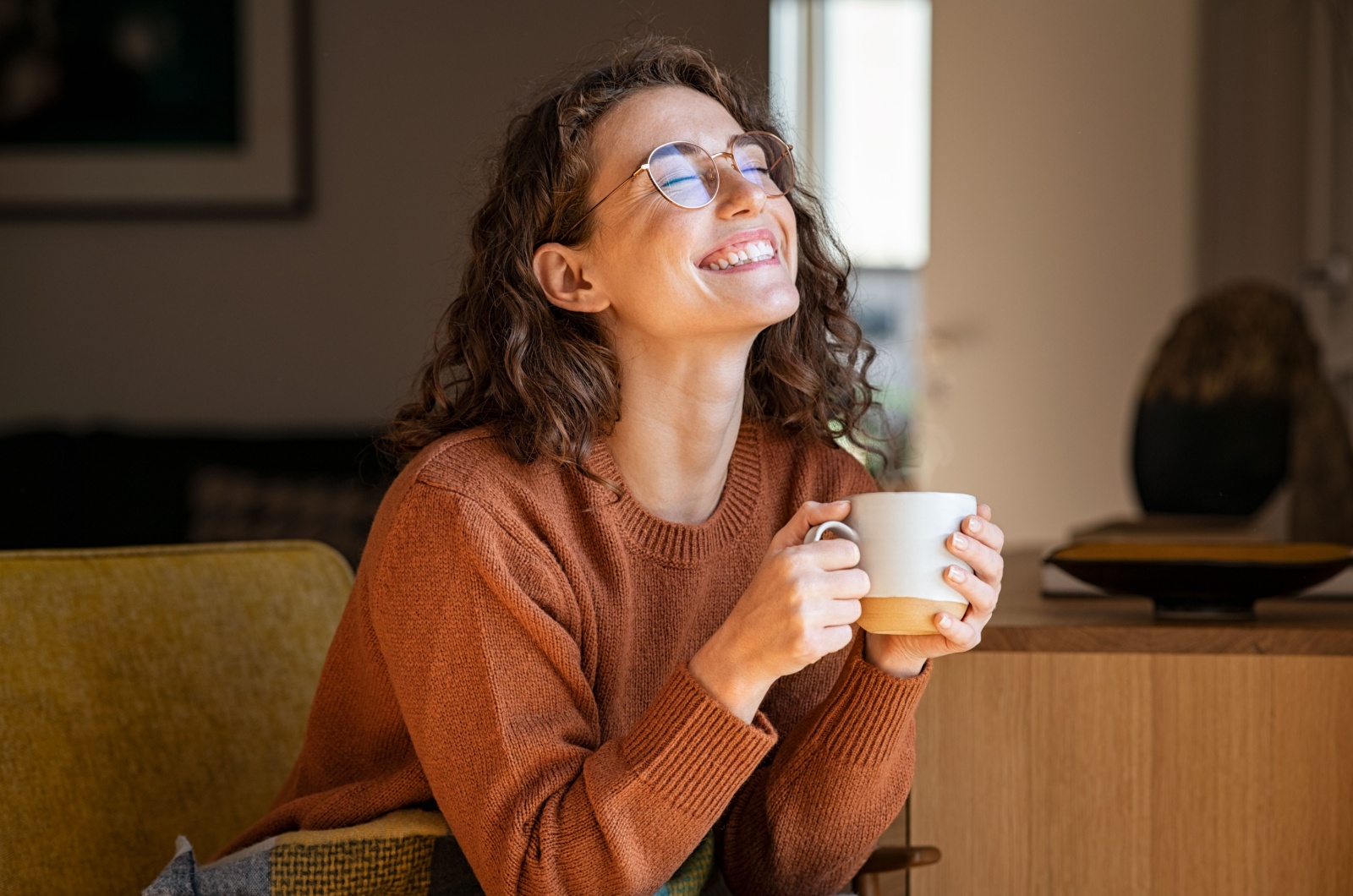 femme souriante et tenant une tasse